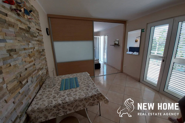 Primošten-Mediterranes Haus in erster Reihe zum Meer