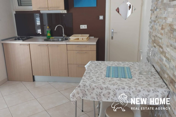 Primošten-Mediterranes Haus in erster Reihe zum Meer