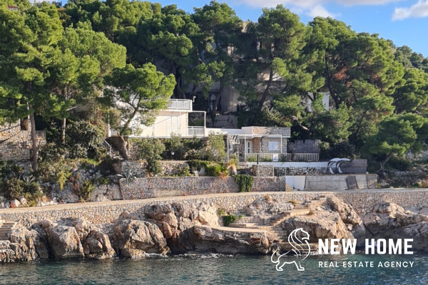 Primošten-Mediterranes Haus in erster Reihe zum Meer