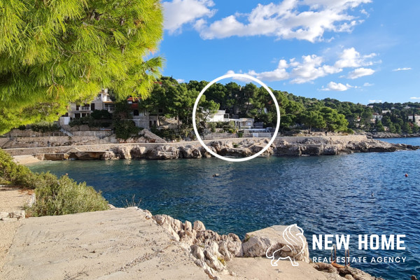Primošten-Mediterranes Haus in erster Reihe zum Meer