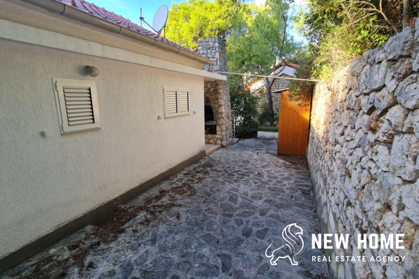 Primošten-Mediterranes Haus in erster Reihe zum Meer