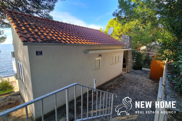 Primošten-Mediterranes Haus in erster Reihe zum Meer