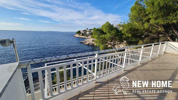 Top Location-House in the first row to the sea