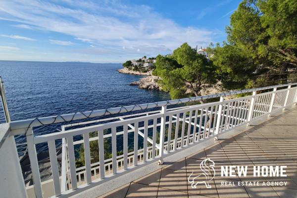 Primošten-Mediterranes Haus in erster Reihe zum Meer