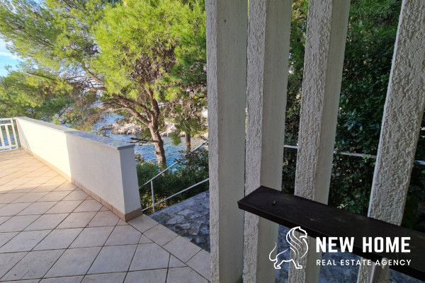 Primošten-Mediterranes Haus in erster Reihe zum Meer