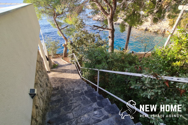 Primošten-Mediterranes Haus in erster Reihe zum Meer