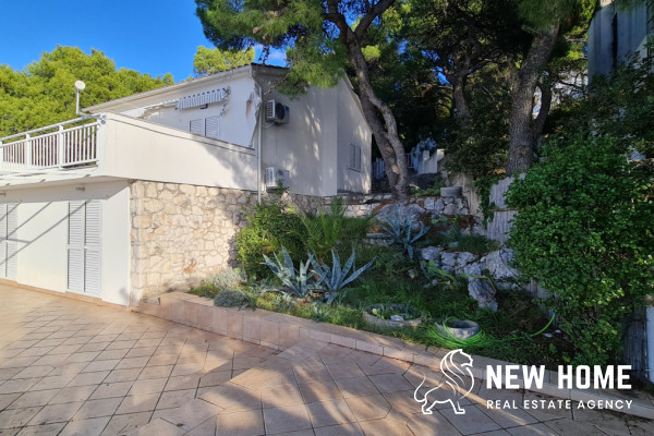 Primošten-Mediterranes Haus in erster Reihe zum Meer