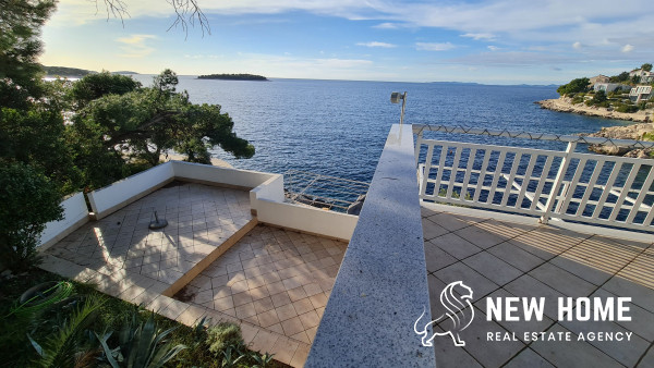 Top Location-House in the first row to the sea