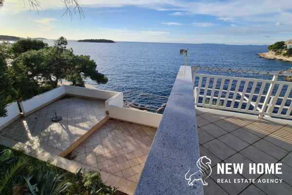 Primošten-Mediterranes Haus in erster Reihe zum Meer