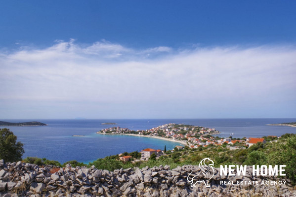 Large agricultural plot by the sea