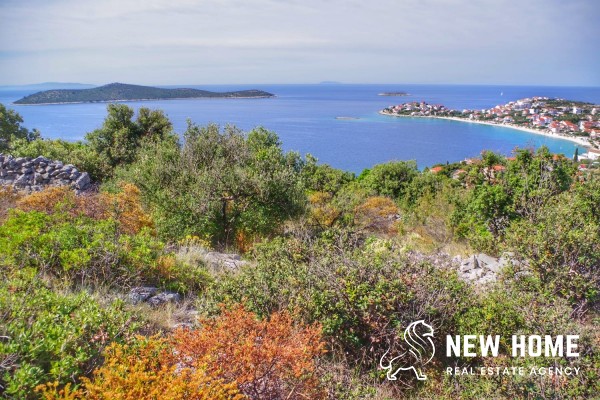 Large agricultural plot by the sea
