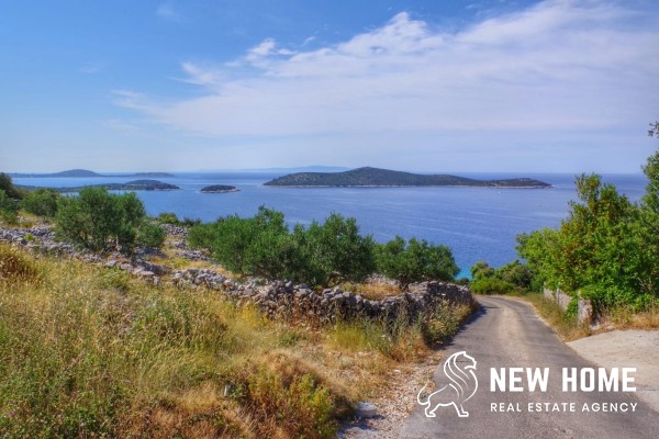 Large agricultural plot by the sea