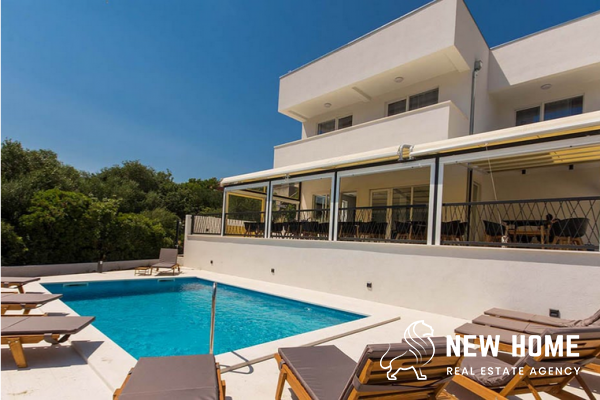 Moderne Villa mit Pool am Meer