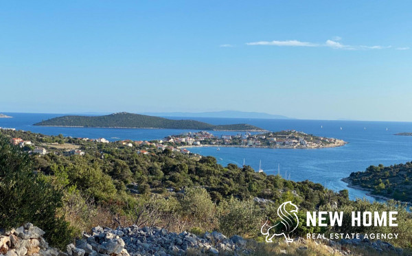 Beautiful hillside property with a unique sea view