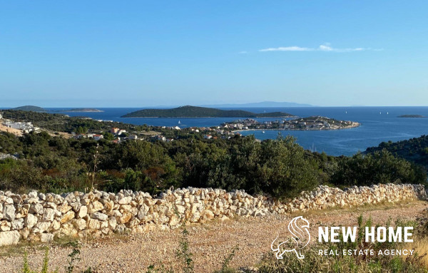 Beautiful hillside property with a unique sea view