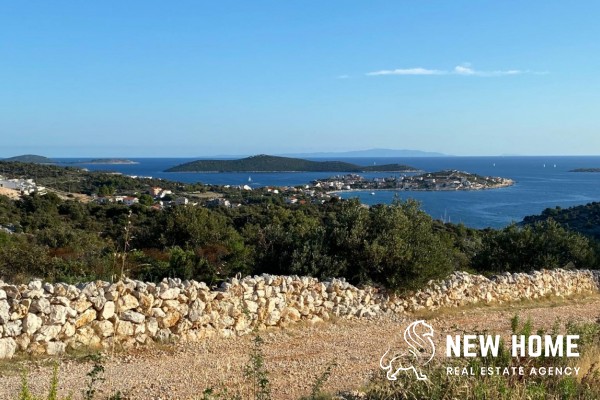 Beautiful hillside property with a unique sea view