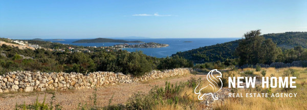 Beautiful hillside property with a unique sea view