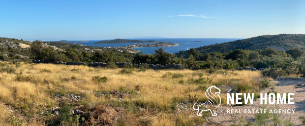 Beautiful hillside property with a unique sea view