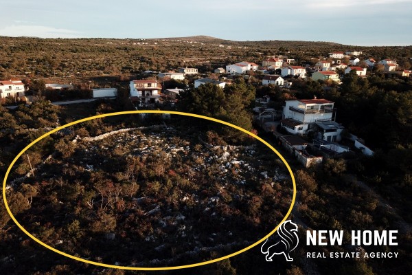 Hanggrundstück mit Meerblick