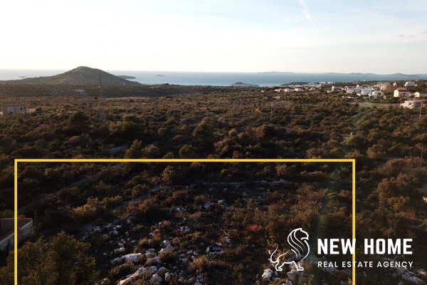 Hanggrundstück mit Meerblick