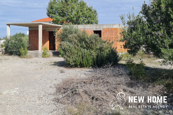 Građevinsko zemljište sa Rohbau u zaleđu Primoštena