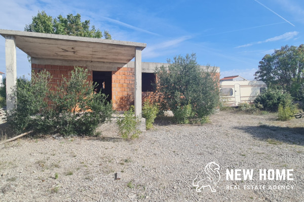 Građevinsko zemljište sa Rohbau u zaleđu Primoštena