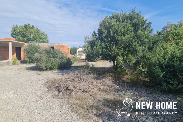 Građevinsko zemljište sa Rohbau u zaleđu Primoštena